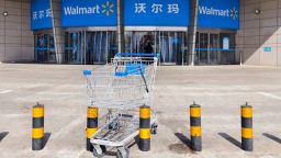 Una vista de la entrada de un supermercado Walmart en Beijing, China, el 12 de marzo de 2025.