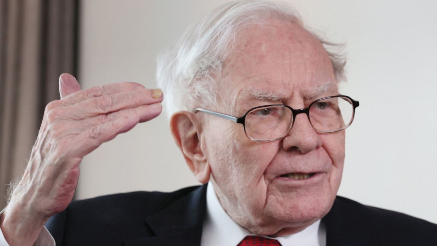 https://media.cnn.com/api/v1/images/stellar/prod/warren-buffet.jpg?c=16x9&q=h_833,w_1480,c_fill