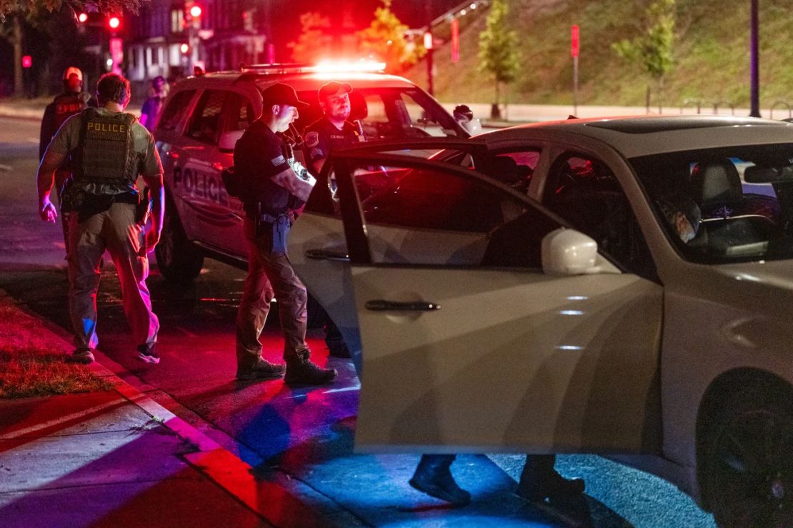 Oficiales del Departamento de Policía Metropolitana y agentes especiales de Investigaciones de Seguridad Nacional registraron un vehículo el jueves.