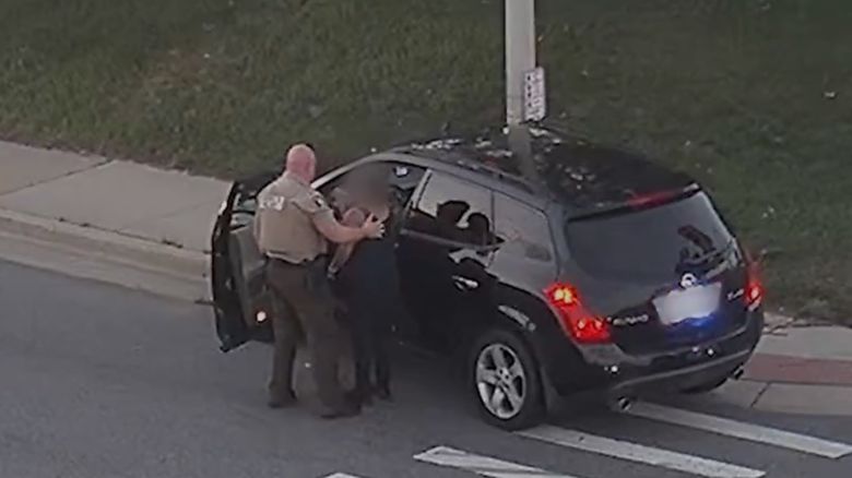 WBBM officer saves chocking woman 102625.jpg