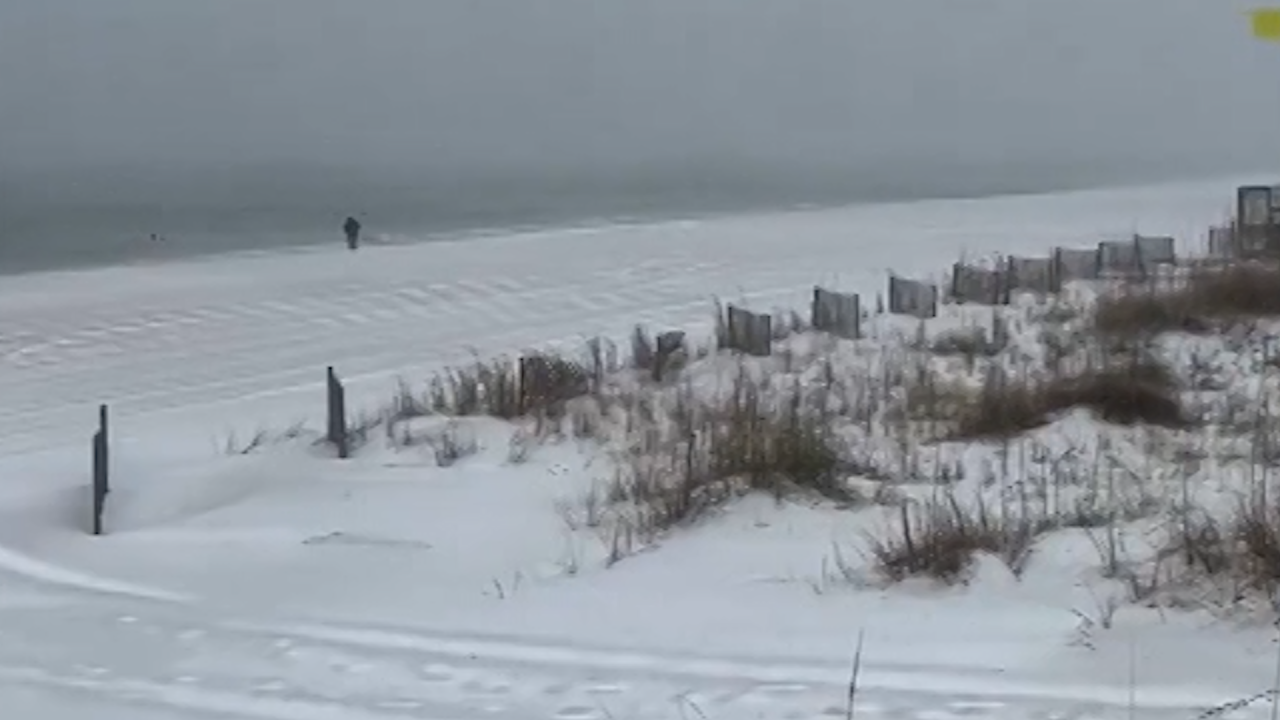 Mira cómo nieva en la playa mientras la tormenta invernal azota la ...