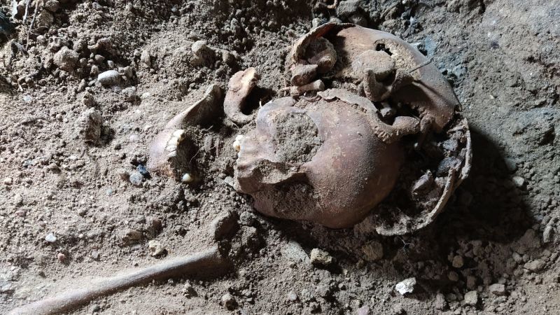Пет човешки скелета с липсващи ръце и крака, открити пред къщата на нацисткия лидер Херман Гьоринг