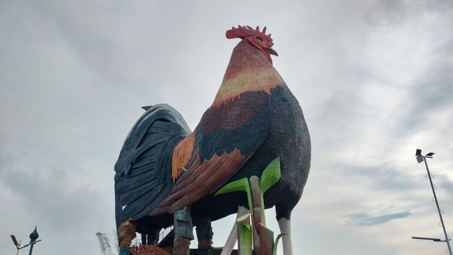 its-the-worlds-largest-building-shaped-like-a-chicken-its-also-a-hotel