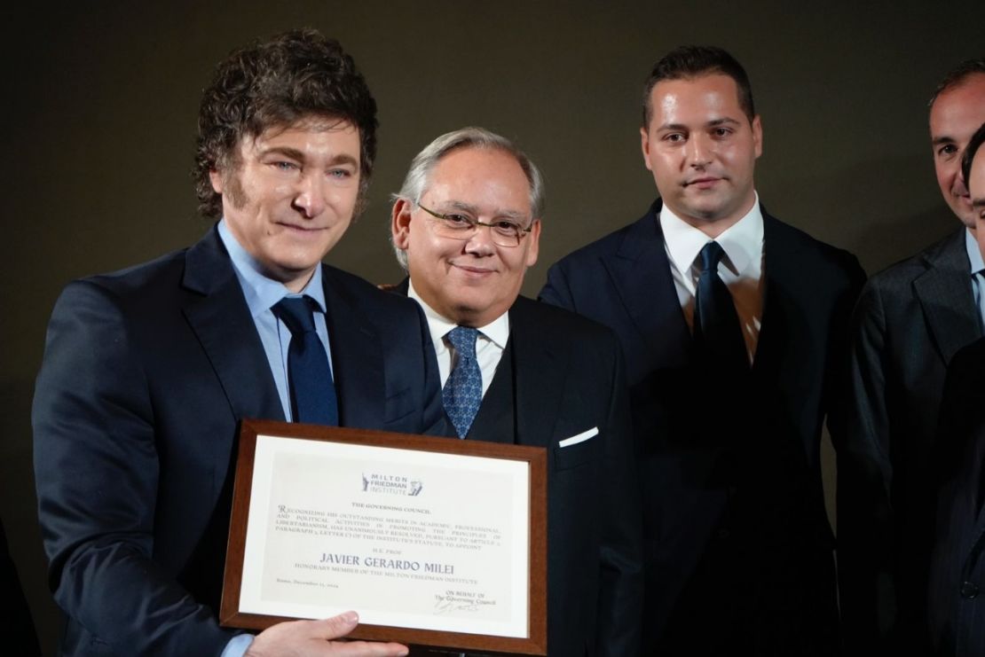 Javier Milei recibiendo una distinición.