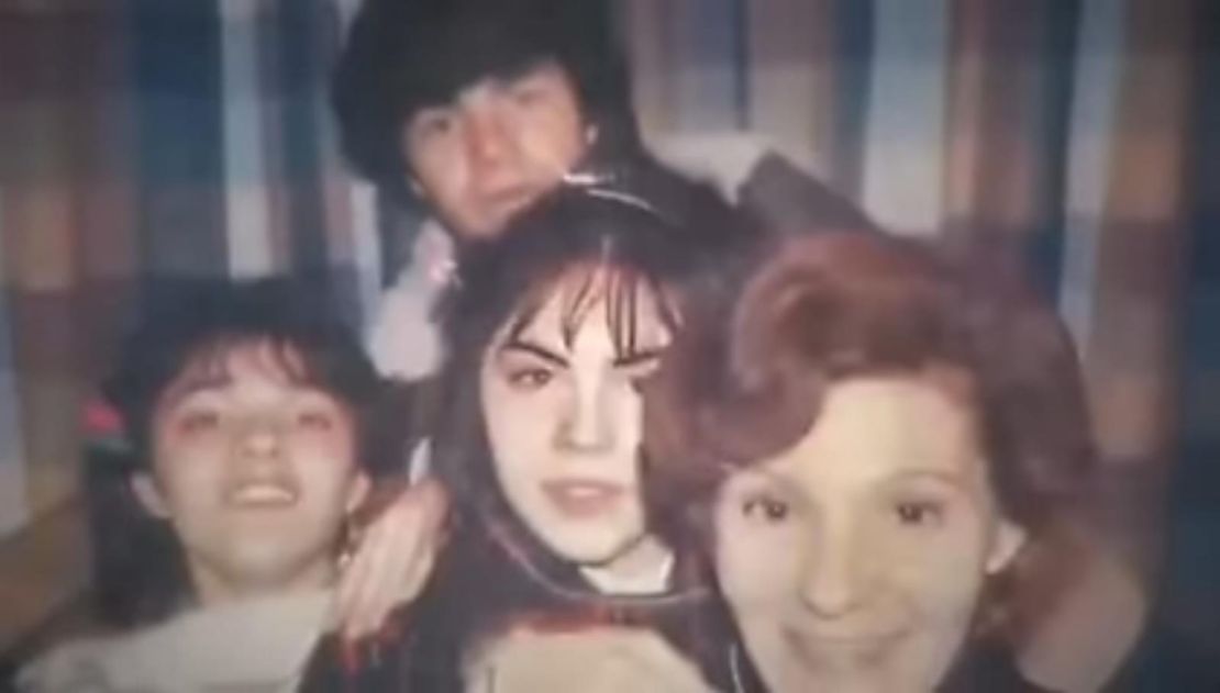 Víctor Saldaño junto a sus hermanas y su madre