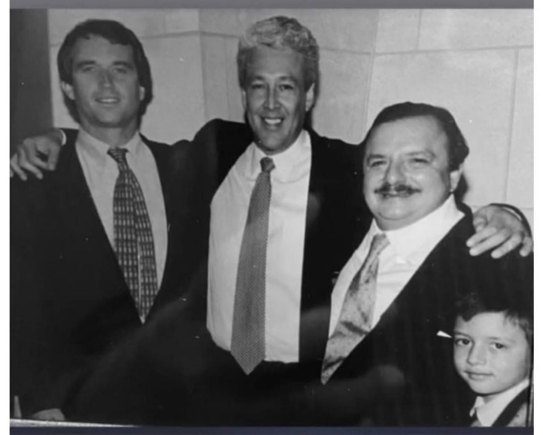 Nueva York, lugar en el que Álvaro Noboa -padre del<br />mandatario y cinco veces candidato a la presidencia de Ecuador- rindió un homenaje a Robert Kennedy Jr. En aquel encuentro estuvo presente Daniel Noboa Azín cuando todavía era un niño. En la foto: Robert Kennedy Jr., Pablo Martínez Rojas, Álvaro Noboa y Daniel Noboa