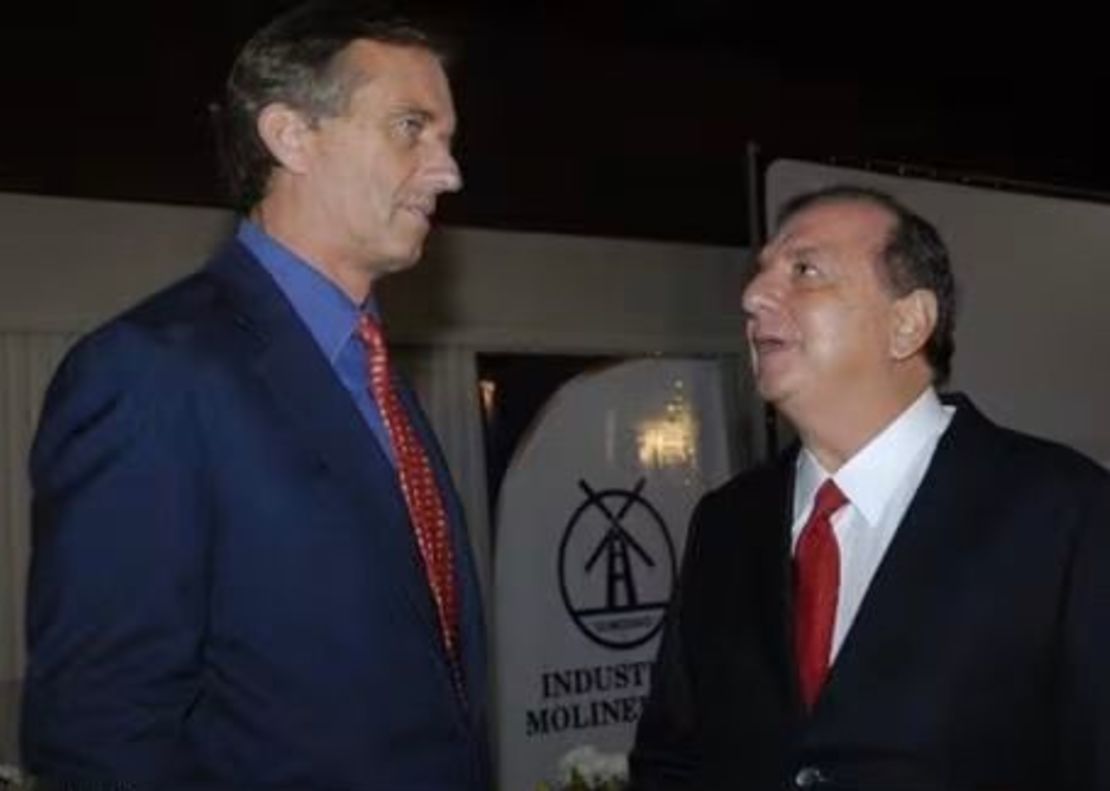 Encuentro entre el magnate bananero Álvaro Noboa y Robert Kennedy Jr. en Guayaquil en 2010.
