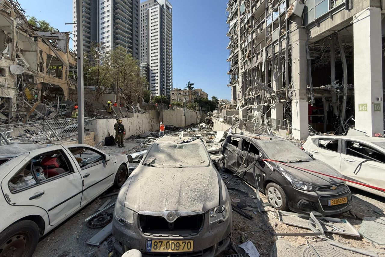 Ramat Gan'da İran füzesinin düştüğü yerde hasarlı araçlar görülüyor.