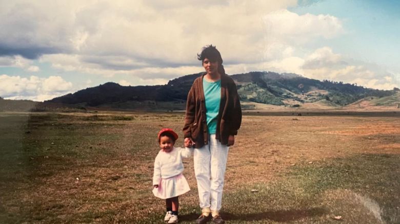 Bertha Zuniga con su madre Berta Cáceres en Azacualpa, Intibuca, en 1993.
