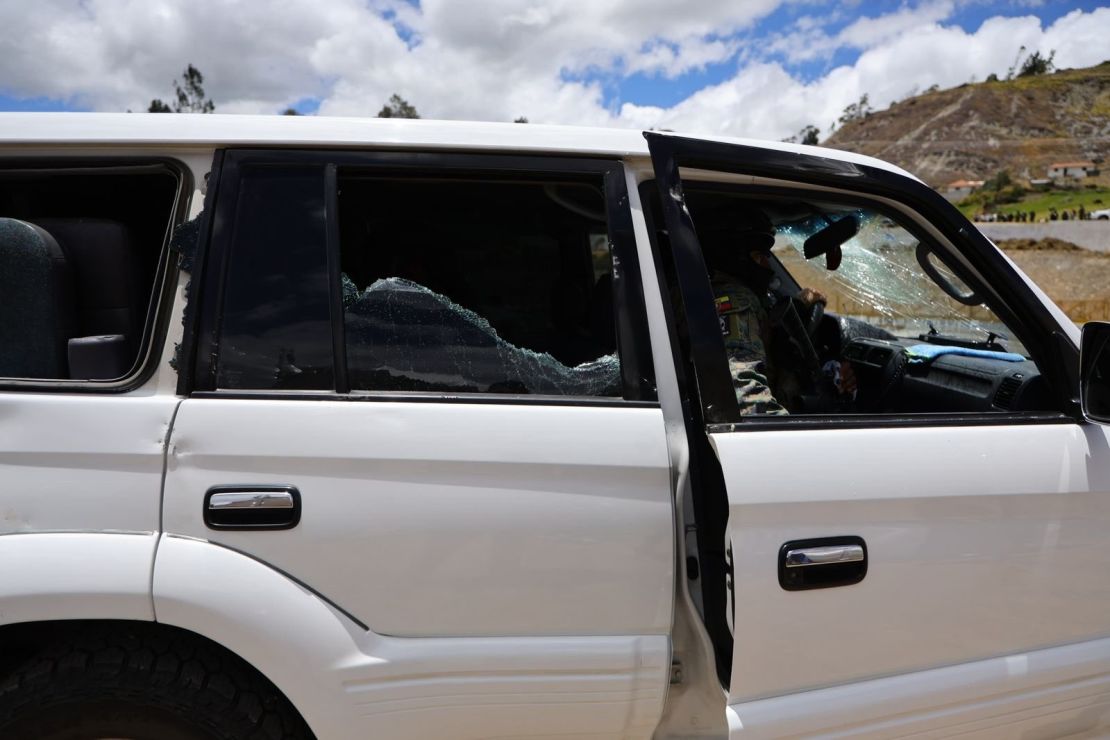 Imagen difundida por la Presidencia de Ecuador de los vehículos dañados en el presunto intento de asesinato.