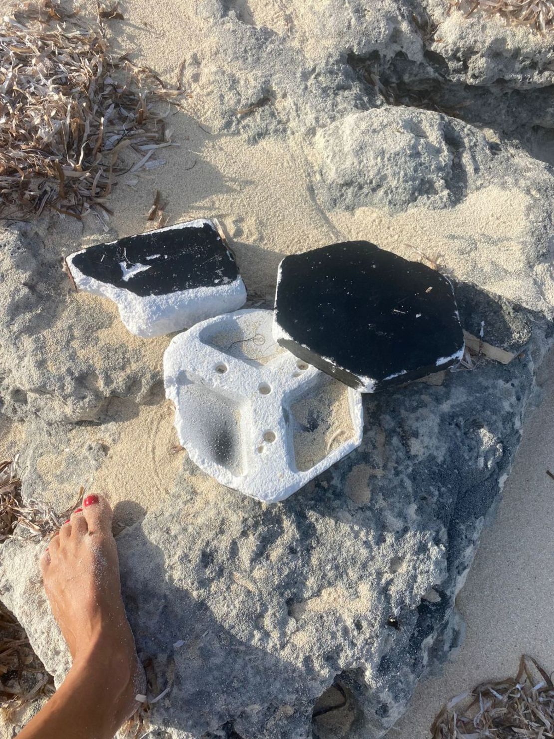 Morgan May Luker, hermana de Amos Luker, tomó esta foto de los restos de la nave Starship de SpaceX mientras caminaba por el lado norte de la isla de Providenciales, en una zona llamada Wheeland, el 19 de enero.