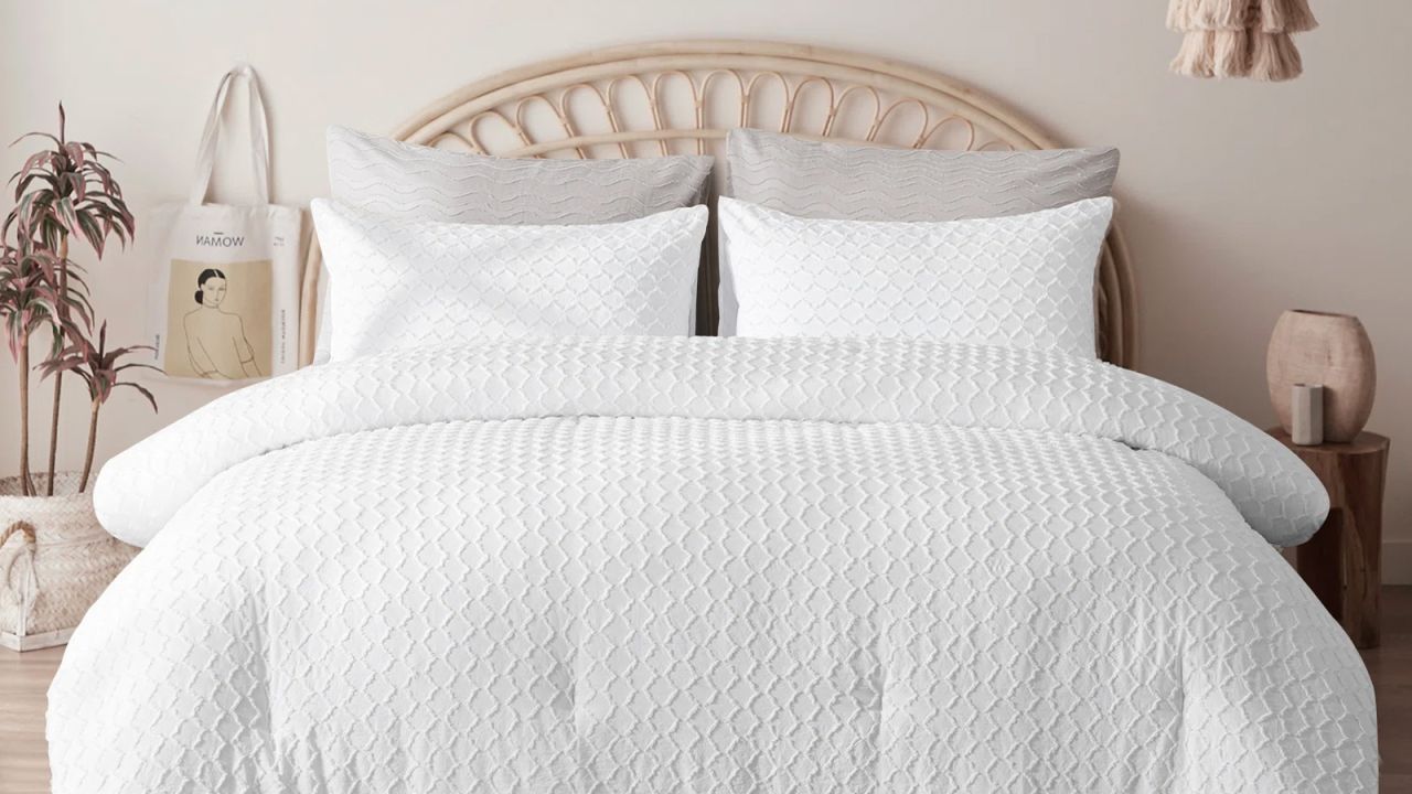 White Suniya Comforter Set .jpg