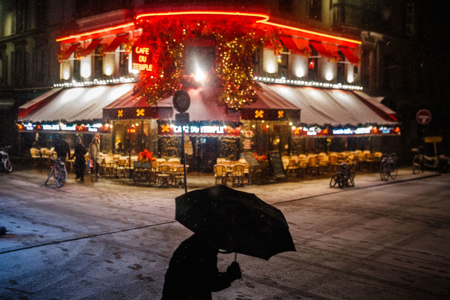 Snow falls in central Paris early on Sunday, November 23. The city was experiencing its first wintry storm of the season.