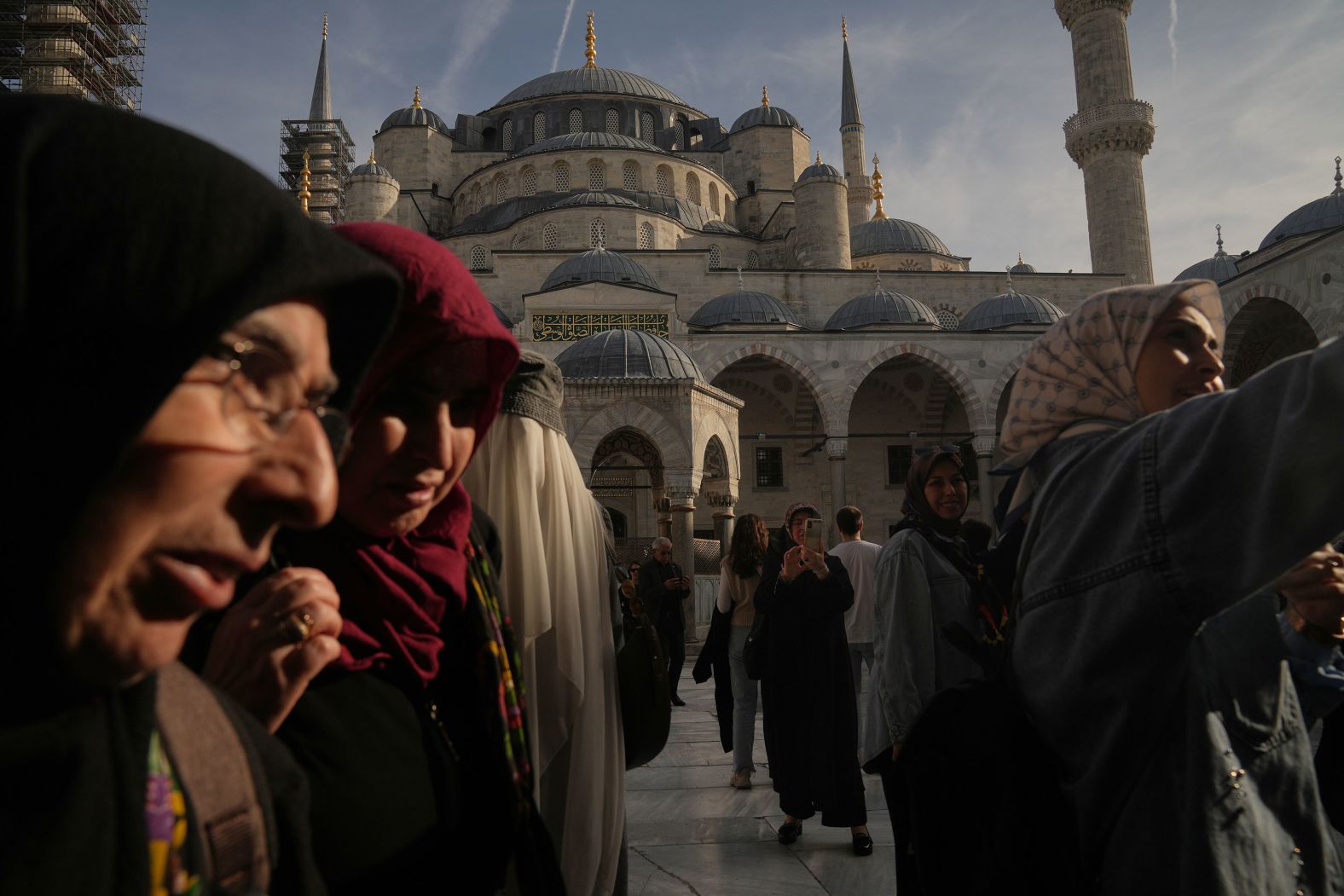 People visit the Blue Mosque in Istanbul on Friday, November 21, ahead of<a  href="/mt/?noimg=&dark=on&url=https%3a%2f%2fwww.cnn.com%2f2025%2f11%2f26%2fmiddleeast%2fpope-leo-turkey-lebanon-first-trip-intl-cmd">the visit of Pope Leo XIV</a>.