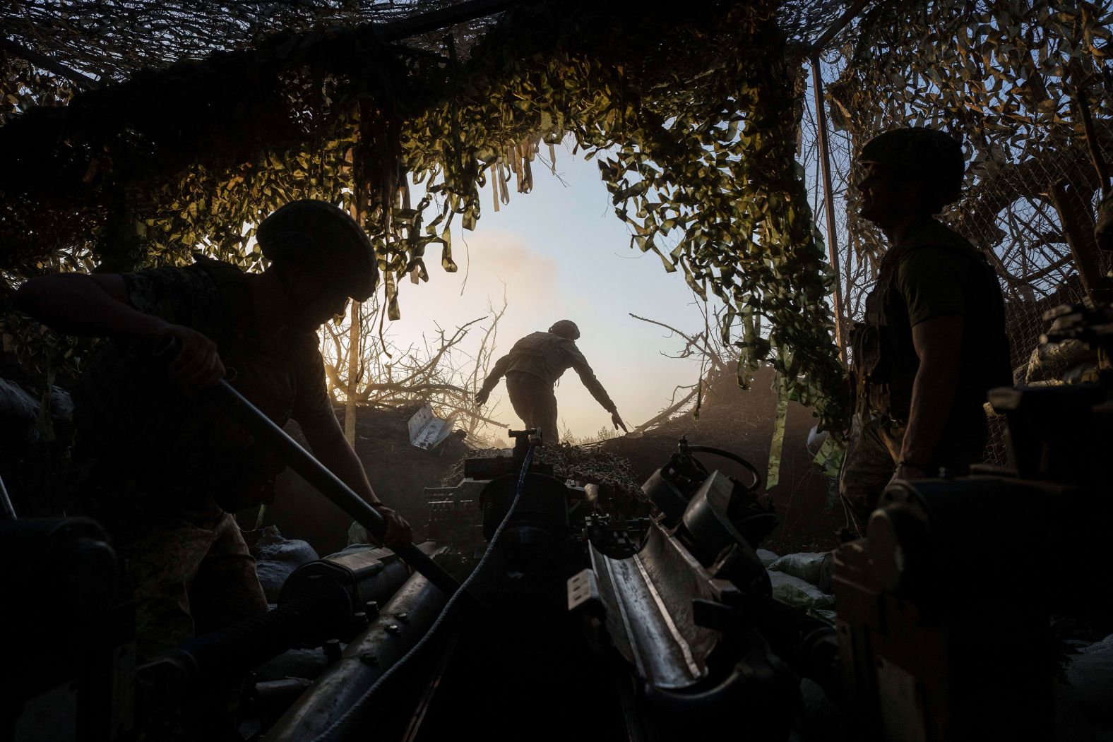 Ukrainian servicemen in the country’s Donetsk region prepare to fire a howitzer toward Russian positions on Wednesday, August 21.