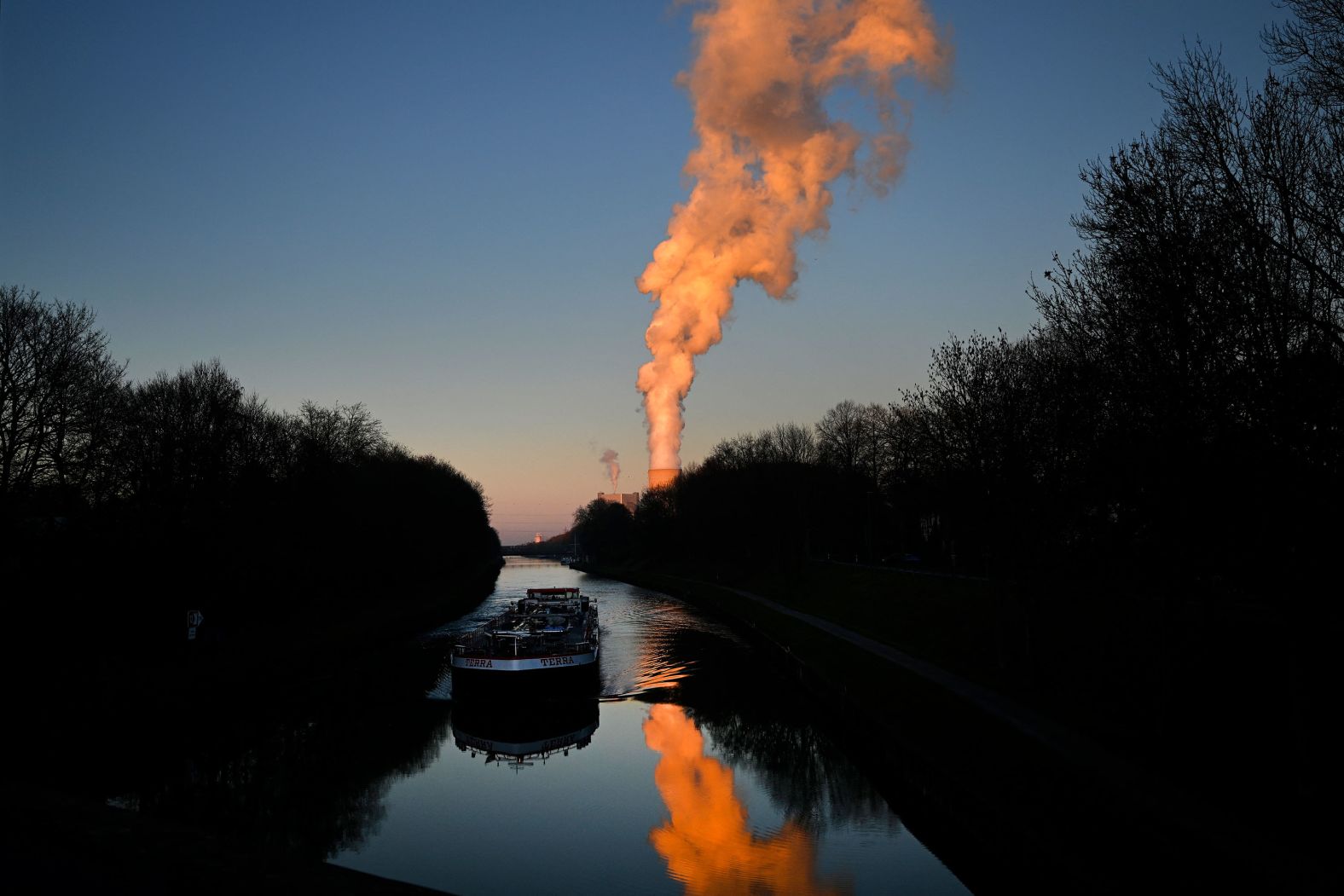 Water steam rises at dusk from a coal-fired power station in Datteln, Germany, on Friday, November 21.<a  href="/mt/?noimg=&dark=on&url=https%3a%2f%2fwww.cnn.com%2f2025%2f11%2f20%2fworld%2fgallery%2fphotos-this-week-november-13-november-20">See last week in 30 photos</a>.