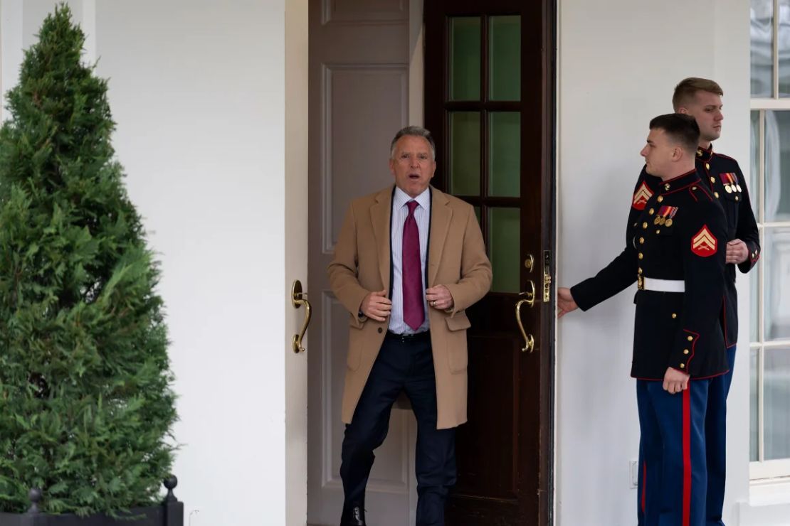Steve Witkoff sale de la Casa Blanca para hablar con los periodistas el 6 de marzo de 2025.