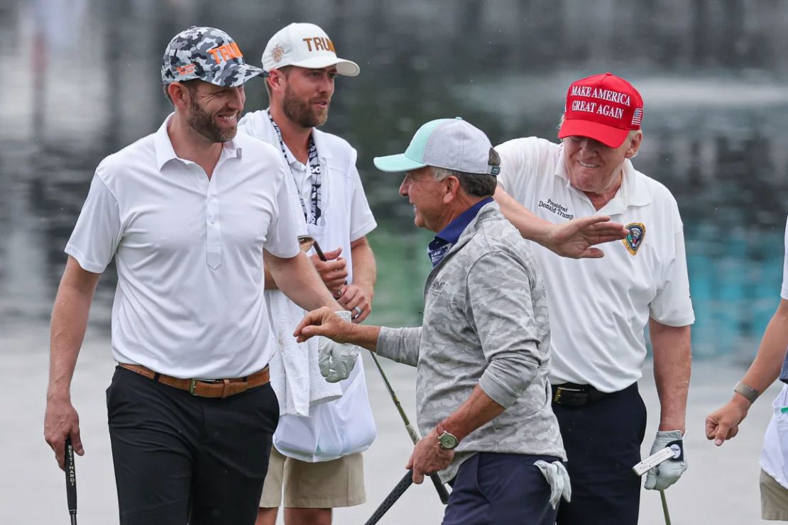 Eric Trump y Donald Trump celebran con Steve Witkoff en el green 18 durante la ronda ProAm del torneo de golf LIV Golf Bedminster en Trump National Bedminster en Bedminster, Nueva Jersey, el 10 de agosto de 2023.
