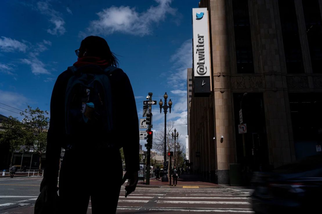 Los activistas del "Gamergate" utilizaron las funciones de Twitter como retuit, hashtags y menciones para atacar a sus objetivos y promover su causa, según la especialista en cultura digital Adrienne Massanari.