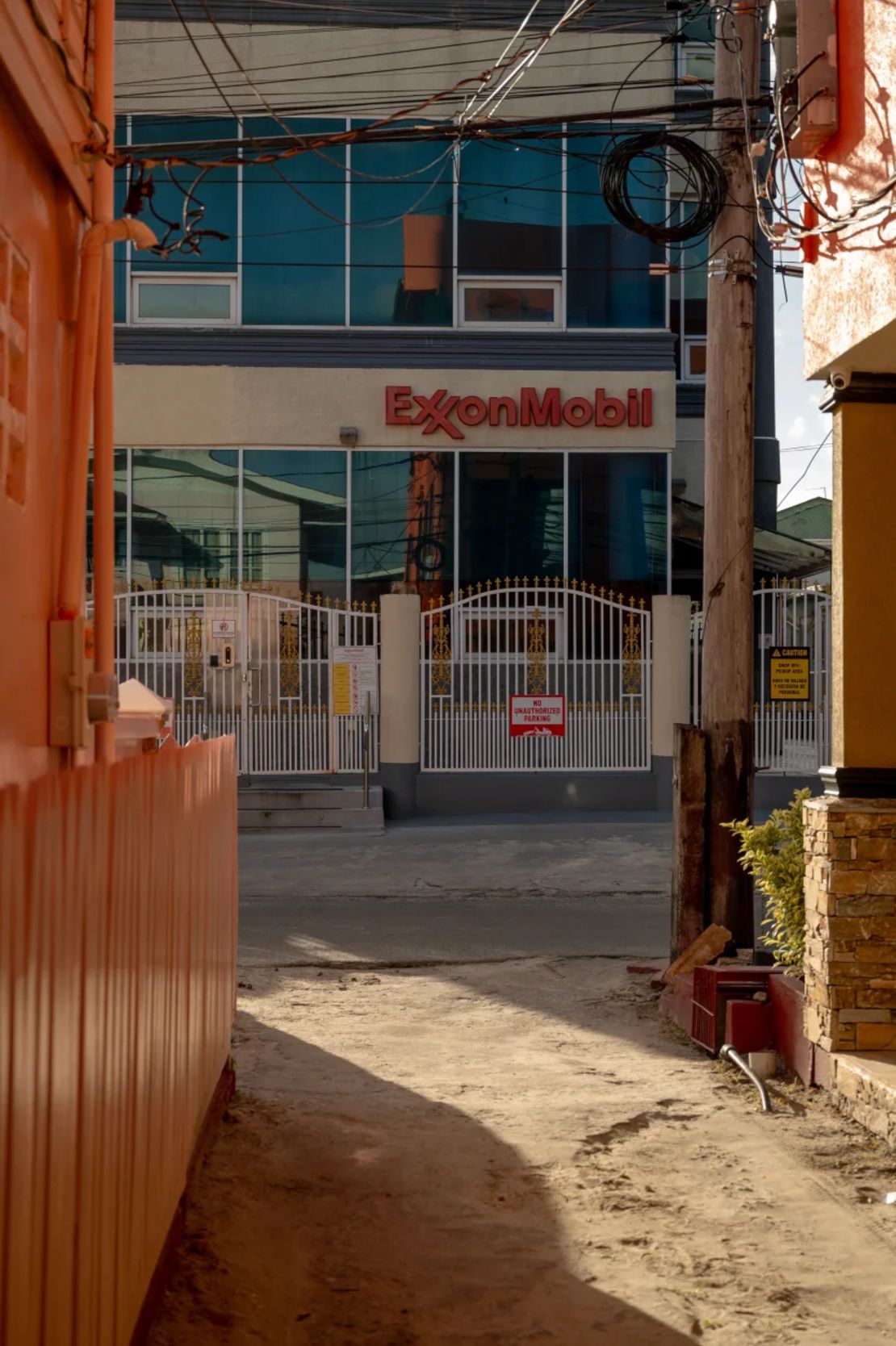 Un cartel de ExxonMobil adorna el lateral del edificio de oficinas de la compañía en Georgetown, Guyana, el 9 de marzo de 2025.