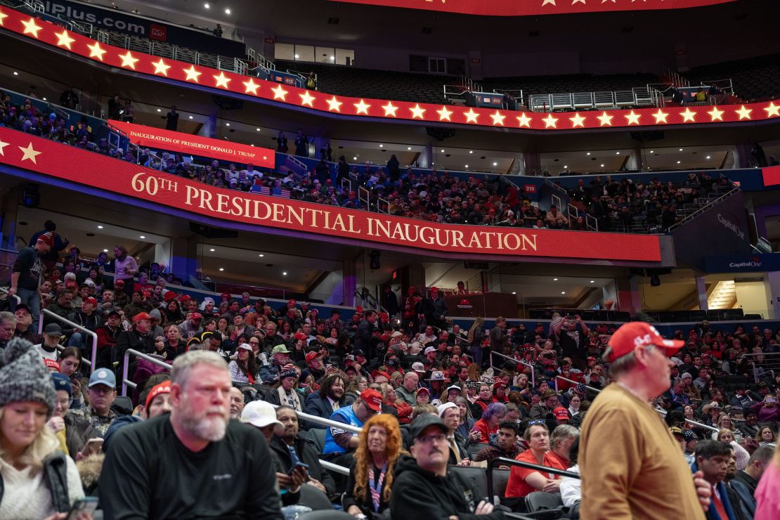 Simpatizantes de Trump entran en el Capital One Arena antes de la toma de posesión del lunes.