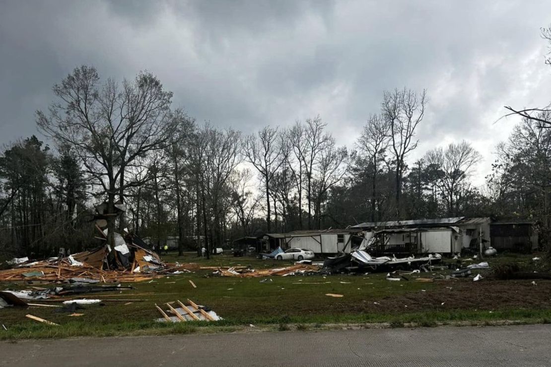 Daños tras las fuertes tormentas en Porter Heights, Texas, el 28 de diciembre de 2024.