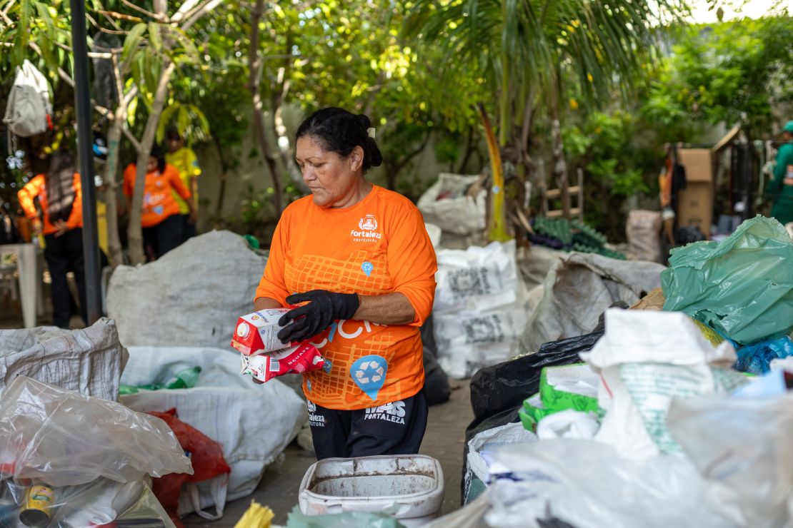 Los recicladores ahora perciben un salario por el servicio y cuentan con herramientas para realizar su trabajo en mejores condiciones.
