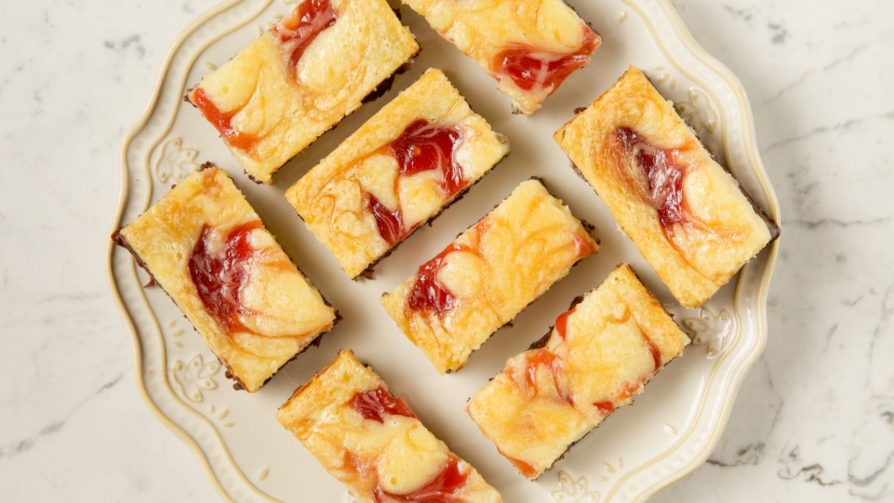 WU1812_Strawberry-Cheesecake-Brownies_s4x3.jpeg