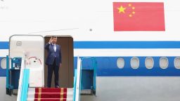 El presidente de China, Xi Jinping, saluda al llegar al Aeropuerto Internacional Noi Bai de Hanoi, Vietnam, para una visita de Estado de dos días, el 14 de abril de 2025.