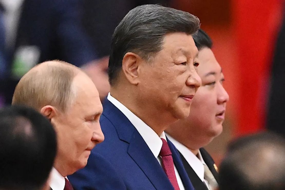 El presidente de China, Xi Jinping (centro), el líder de Corea del Norte, Kim Jong Un (derecha), y el presidente de Rusia, Vladimir Putin, llegan a una recepción tras un desfile militar el 3 de septiembre.