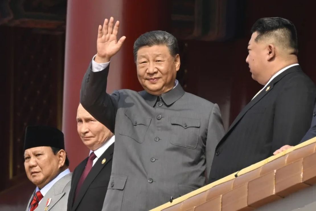 El presidente de Indonesia, Prabowo Subianto; el presidente de Rusia, Vladimir Putin; el presidente de China, Xi Jinping; y el líder de Corea del Norte, Kim Jong Un, observan desde la Puerta de Tiananmén mientras asisten a un desfile militar en Beijing el 3 de septiembre de 2025.
