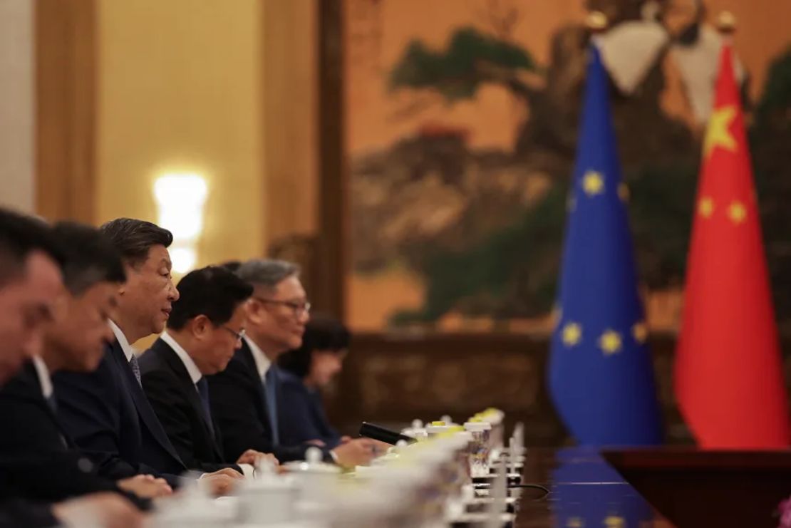 El líder chino, Xi Jinping, pronuncia su discurso inaugural en una reunión con altos funcionarios de la Unión Europea en el Gran Salón del Pueblo en Beijing el 24 de julio de 2025.