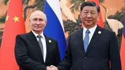 El presidente de Rusia, Vladímir Putin, y el líder chino, Xi Jinping, estrechando manos durante una reunión en Beiging en octubre de 2023.