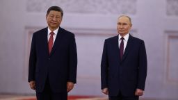 El presidente ruso, Vladimir Putin, da la bienvenida al líder chino Xi Jinping antes de sus conversaciones en el Kremlin en Moscú el 8 de mayo.