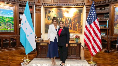 La Presidenta de Honduras Xiomara Castro con la secretaria de Seguridad Nacional de EE.UU. Kristi Noem