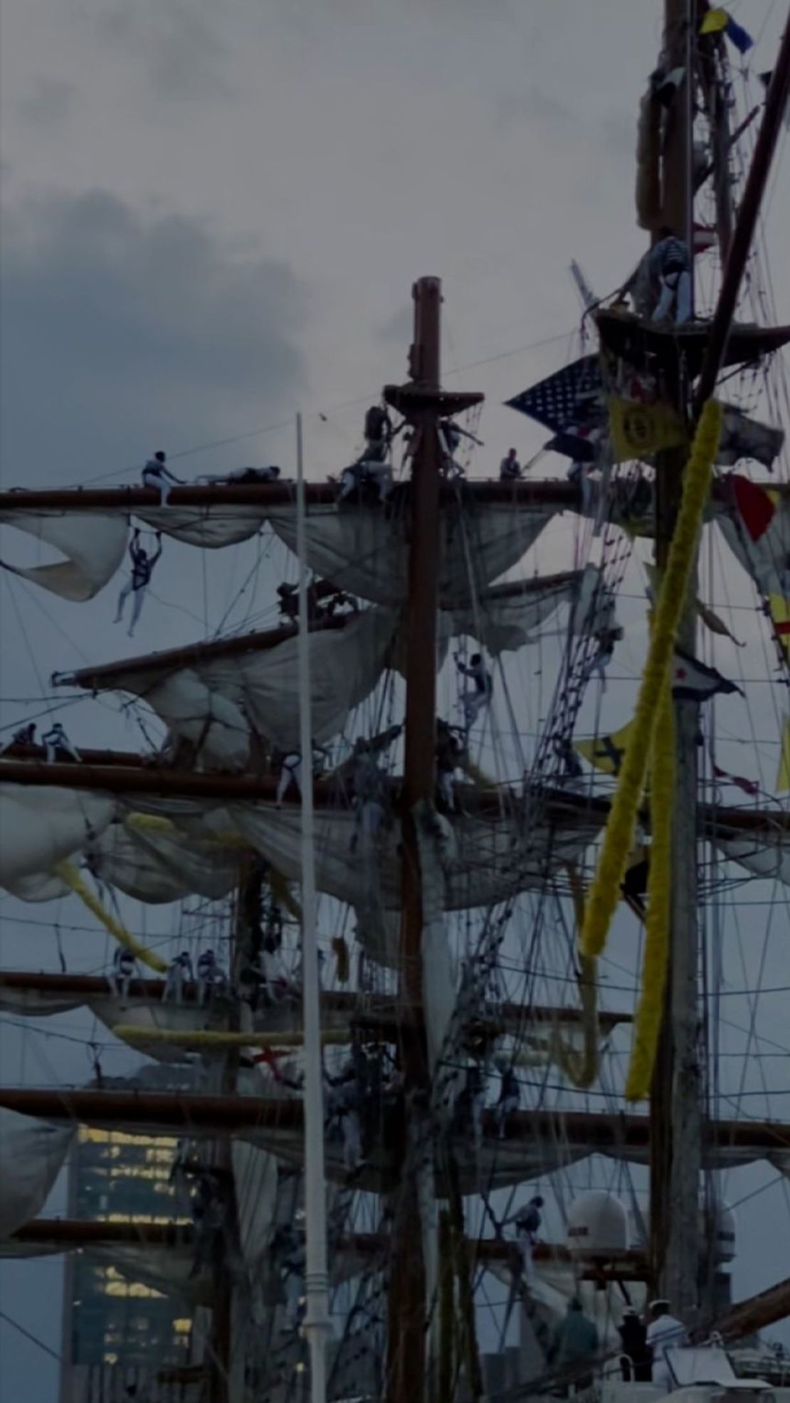 Esta captura de pantalla, tomada de un video, parece mostrar a personas colgadas del mástil del buque escuela de la Armada de México poco después de que impactara contra el puente de Brooklyn en Nueva York, el sábado 18 de mayo de 2025.