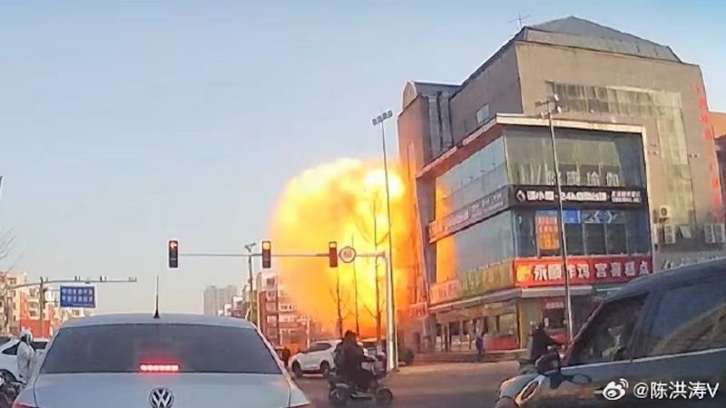 Смъртоносна предполагаема експлозия на газ разкъса жилищен квартал в северен