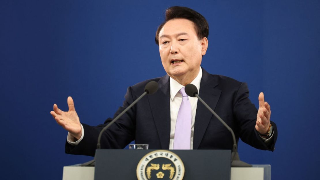 El presidente de Corea del Sur, Yoon Suk Yeol, responde a la pregunta de un periodista durante una conferencia de prensa en la Oficina Presidencial en Seúl el 7 de noviembre de 2024.