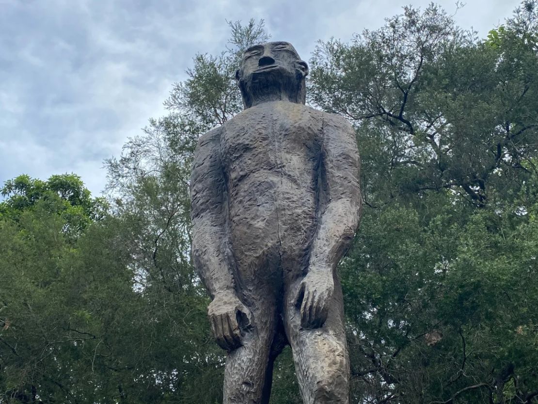 Kilcoy erigió una estatua de Yowie después de un avistamiento en 1979 y todavía hay una allí décadas después.