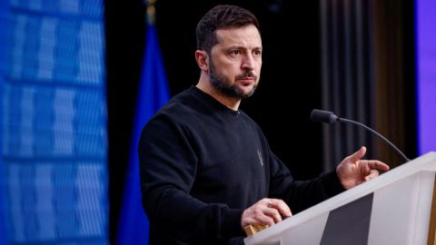 El presidente de Ucrania, Volodymyr Zelensky, habla durante una cumbre de líderes de la Unión Europea en Bruselas, Bélgica, el 19 de diciembre.