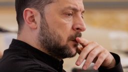 El presidente de Ucrania, Volodymyr Zelensky, asiste a una reunión con el ministro de Defensa de Alemania en Kyiv el 14 de enero de 2025, en medio de la invasión rusa de Ucrania.