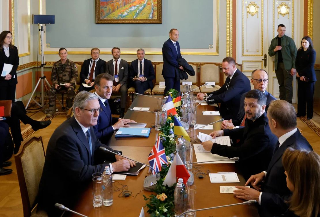 El presidente de Ucrania, Volodymir Zelensky, a la derecha, sentado con los líderes de Gran Bretaña, Francia, Polonia y Alemania para una reunión en el Palacio Mariinskyi, la residencia oficial del presidente de Ucrania, en Kyiv el sábado.