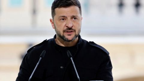El presidente de Ucrania, Volodimyr Zelensky, habla durante una conferencia de prensa en los terrenos del Palacio Mariynsky en Kyiv el 10 de mayo de 2025.