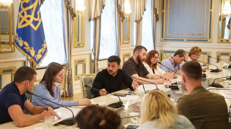 El presidente de Ucrania, Volodymyr Zelenskyy, habla con los periodistas durante una conferencia de prensa en Kyiv, el miércoles 4 de junio de 2025.