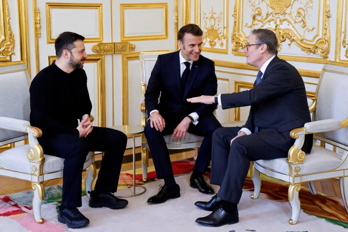 El presidente de Ucrania, Volodymyr Zelensky, el presidente de Francia, Emmanuel Macron, y el primer ministro británico, Keir Starmer, hablan durante una reunión trilateral al margen de la cumbre del jueves.