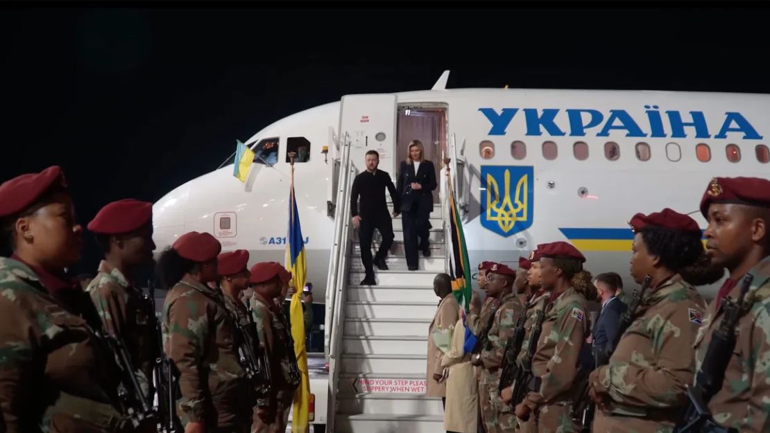 El presidente de Ucrania, Volodymyr Zelensky, llegando a Sudáfrica el miércoles horas después de que el presidente estadounidense, Donald Trump, lo acusara de perjudicar las conversaciones de paz.