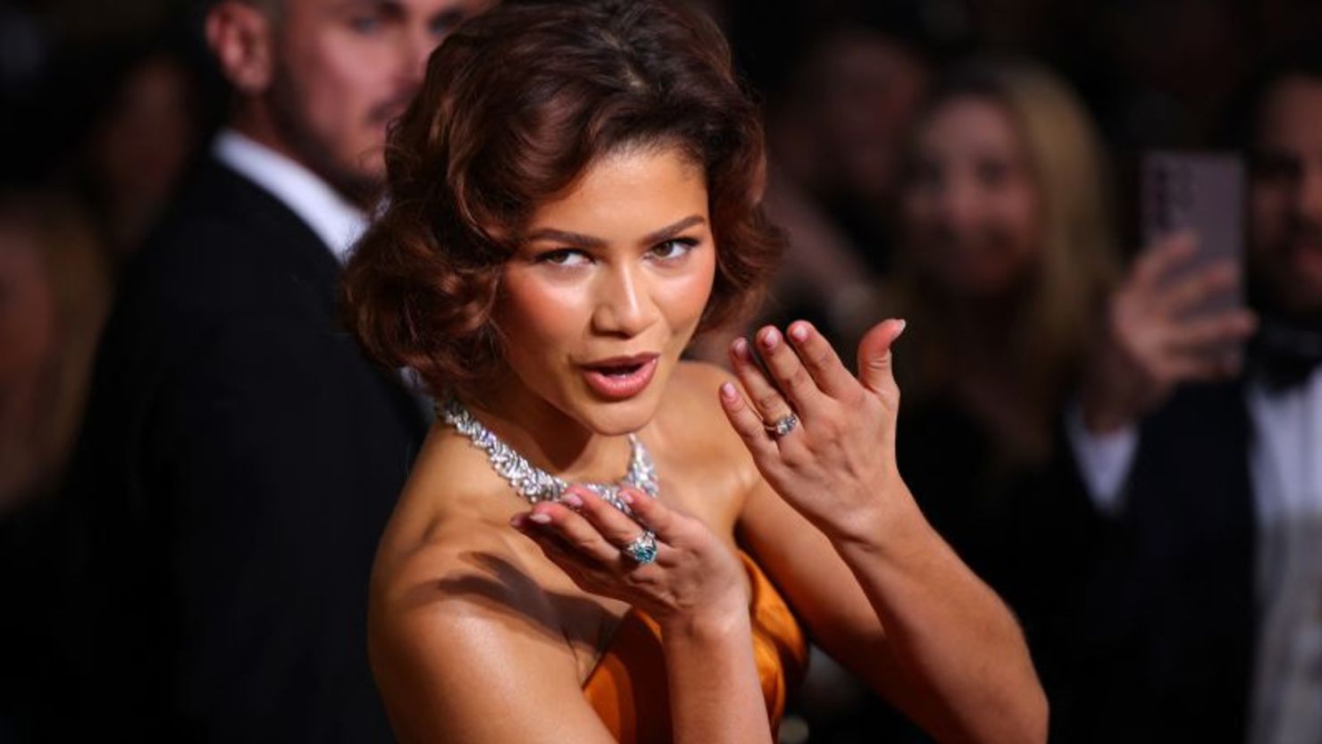 Zendaya asiste a la 82ª edición de los Globo de Oro con un vestido de Louis Vuitton y muchas joyas llamativas.