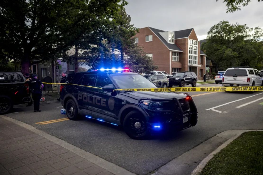 La policía acordonó Pearl Street en Boulder, Colorado, el domingo.