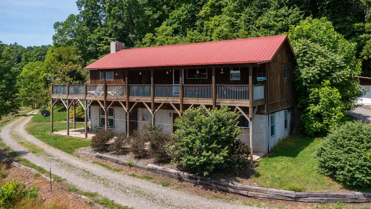 persimmon-green-farmhouse-at-smith-farms-photo.png