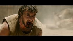 <p>Estos son los avances de dos películas muy esperadas: "Gladiator II" y "Red One". En la primera, Paul Mescal sigue los pasos de Russell Crowe en la secuela del drama ganador del Oscar. Por otra parte, Chris Evans y Dwayne Johnson protagonizan la película de acción navideña. Lynn Franco con el Minuto Hollywood.</p><p>1</p>